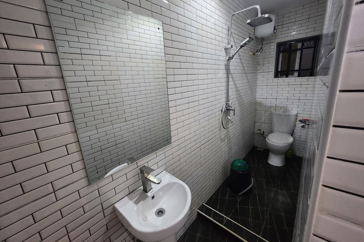 Habitación Deluxe, 1 cama Queen size, aire acondicionado | Baño | Regadera, regadera tipo lluvia, amenidades de baño gratuitas, toallas