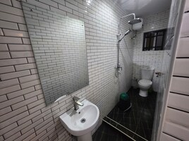 Quarto luxo, 1 cama Queen, ar-condicionado | Banheiro | Chuveiro, chuveiro com efeito de chuva, produtos de toalete grátis
