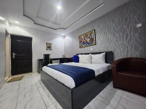 Habitación ejecutiva, 1 cama King size, aire acondicionado | Ropa de cama de alta calidad y escritorio 