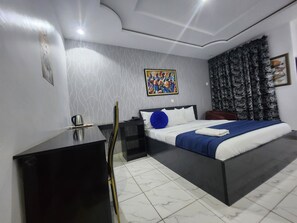 Habitación ejecutiva, 1 cama King size, aire acondicionado | Baño | Regadera, regadera tipo lluvia, amenidades de baño gratuitas, toallas 