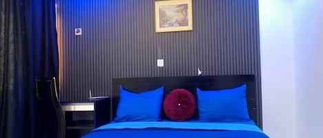 Habitación ejecutiva, 1 cama King size, aire acondicionado | Ropa de cama de alta calidad y escritorio