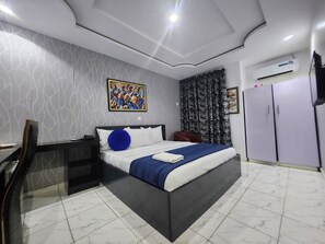 Habitación ejecutiva, 1 cama King size, aire acondicionado | Ropa de cama de alta calidad y escritorio 