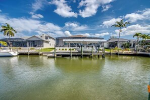 Marina - Tropical Tiki, Heated Pool, Waterfront Gulf Access, Dock your boat, WIFI (Cape Coral)