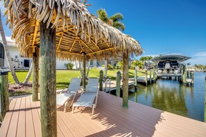 Terrace/patio - Tropical Tiki, Heated Pool, Waterfront Gulf Access, Dock your boat, WIFI (Cape Coral)