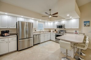 Fridge, microwave, oven, stovetop - Tropical Tiki, Heated Pool, Waterfront Gulf Access, Dock your boat, WIFI (Cape Coral)