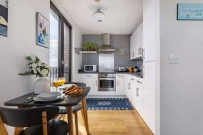 Fridge, microwave, oven, stovetop - Bright 1BR with City Views by King's Cross (London)