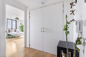Interior - Bright 1BR with City Views by King's Cross (London)
