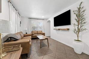 Living area - Private FTW Retreat - Walk to Cultural District! (Fort Worth)