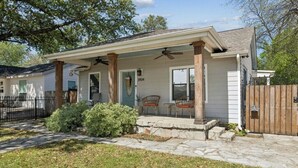 Ein eingeschossiges Haus mit überdachter Veranda, der Hausnummer '3904' an der Tür und einem Holzzaun im Hintergrund.