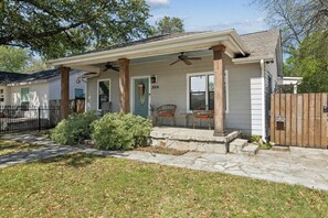 Exterior - Private FTW Retreat - Walk to Cultural District! (Fort Worth)