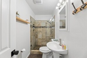 Shower, hair dryer, towels, soap - Private FTW Retreat - Walk to Cultural District! (Fort Worth)