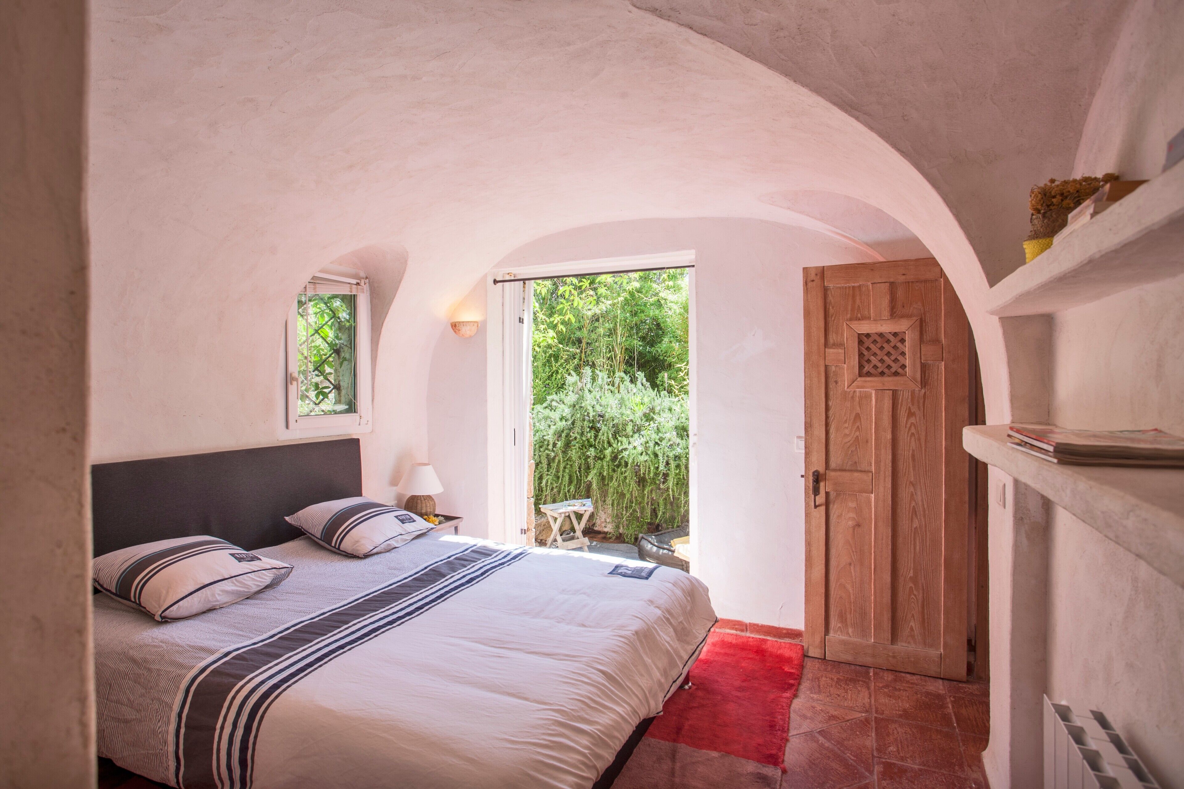 5 bedrooms, iron/ironing board, WiFi, bed sheets