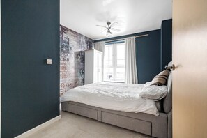 Room - 2-Bedroom Flat in Woking– Walk to Station (Woking)