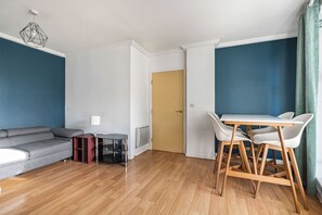 Living area - 2-Bedroom Flat in Woking– Walk to Station (Woking)