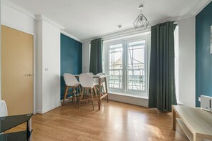 Dining - 2-Bedroom Flat in Woking– Walk to Station (Woking)