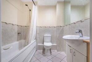 Bathroom - 2-Bedroom Flat in Woking– Walk to Station (Woking)