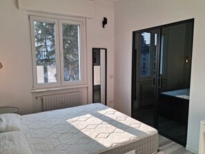 Room - Design flat in the heart of Tortona District - steps from Fuorisalone events (Milano)