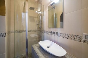 Shower, hair dryer, bidet, towels - Seaside apartment (Santa Margherita Ligure)