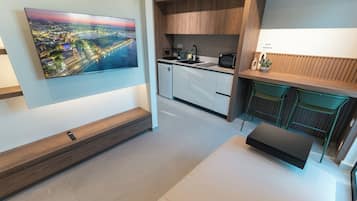 One Bedroom Villa | Cucina privata | Frigorifero, microonde, piano cottura, macchina per tè/caffè