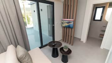 Penthouse Apartment | Área de sala de estar | Televisión de pantalla plana de 30 pulgadas con canales por cable