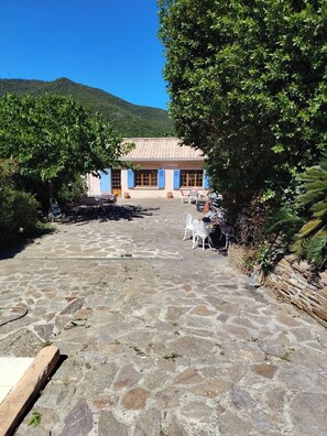 Outdoor dining - Lou Paradou (Rayol-Canadel-sur-Mer)