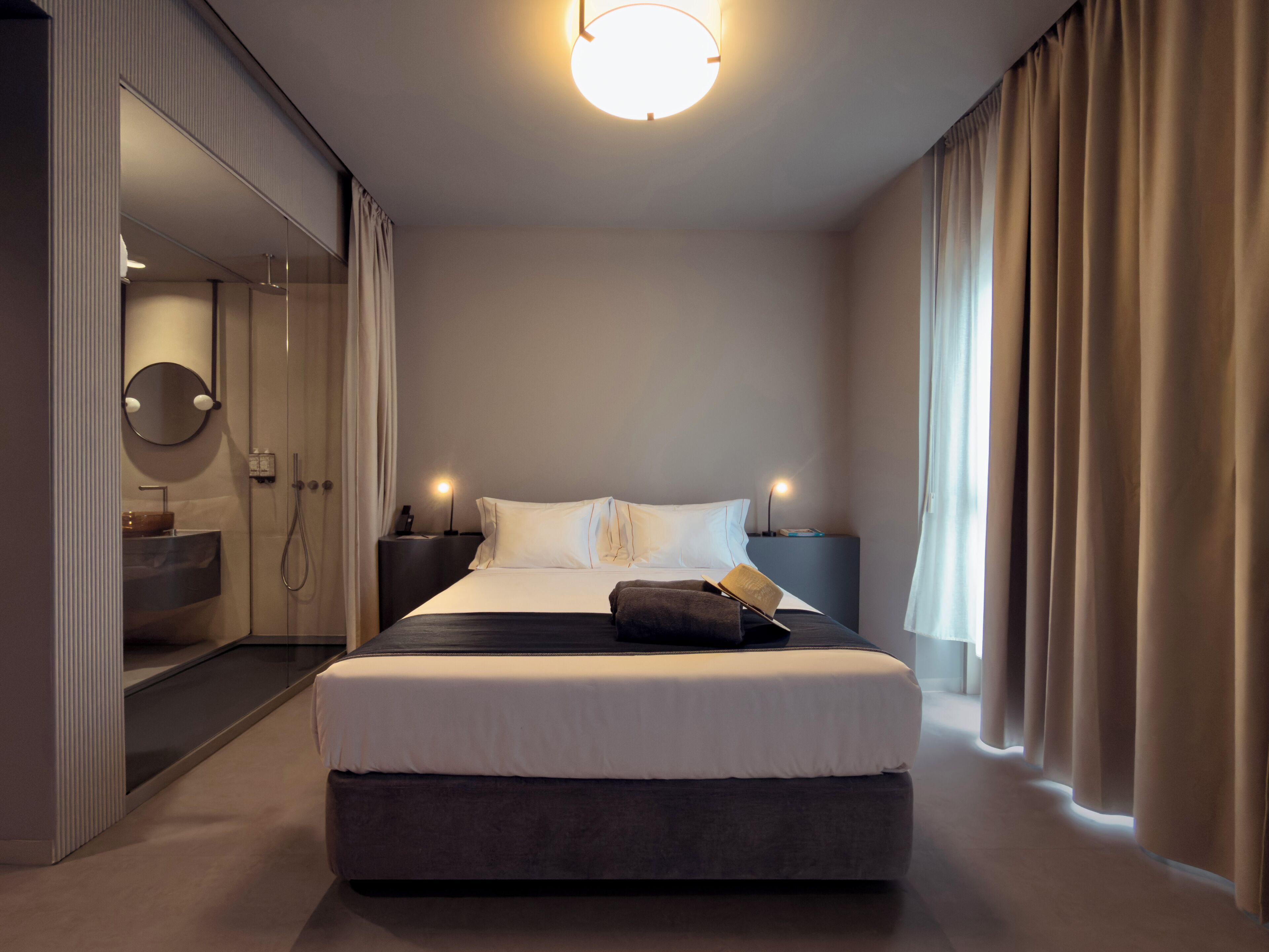 Superior kamer, 1 twee- of 2 eenpersoonsbedden, uitzicht op de stad | Een minibar, een kluis op de kamer, een bureau, gratis wifi
