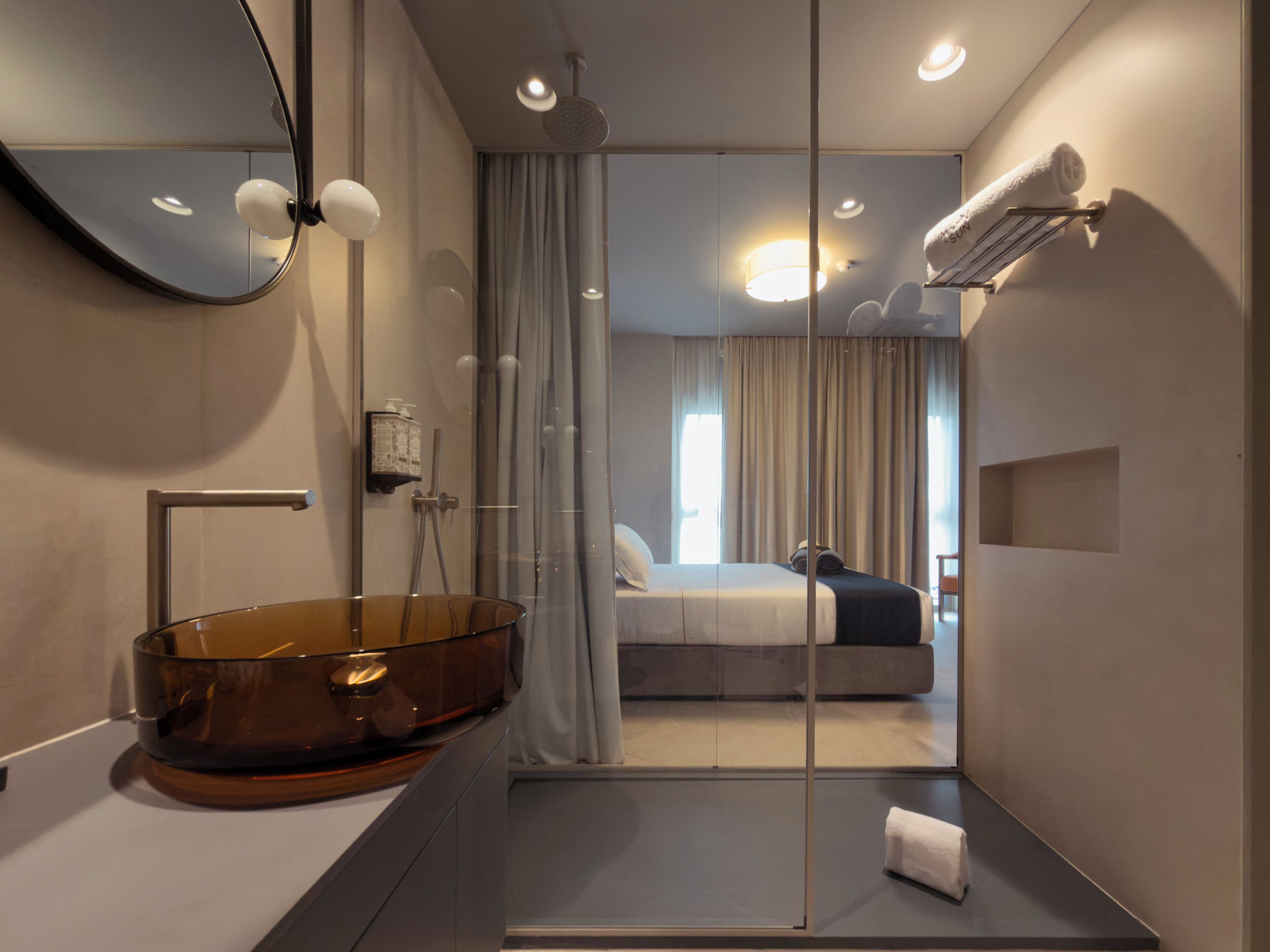 Habitación superior con 1 cama matrimonial o 2 individuales, vista a la ciudad | Baño | Regadera, secadora de cabello, batas, toallas 