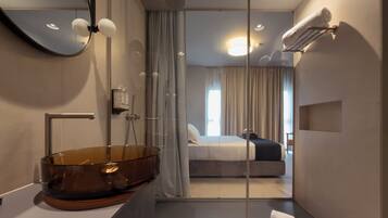 Habitación superior con 1 cama matrimonial o 2 individuales, vista a la ciudad | Baño | Regadera, secadora de cabello, batas, toallas