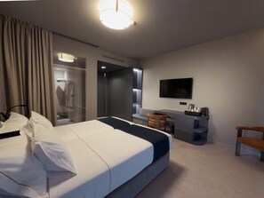 Deluxe kamer, 1 twee- of 2 eenpersoonsbedden, uitzicht op tuin | Een minibar, een kluis op de kamer, een bureau, gratis wifi