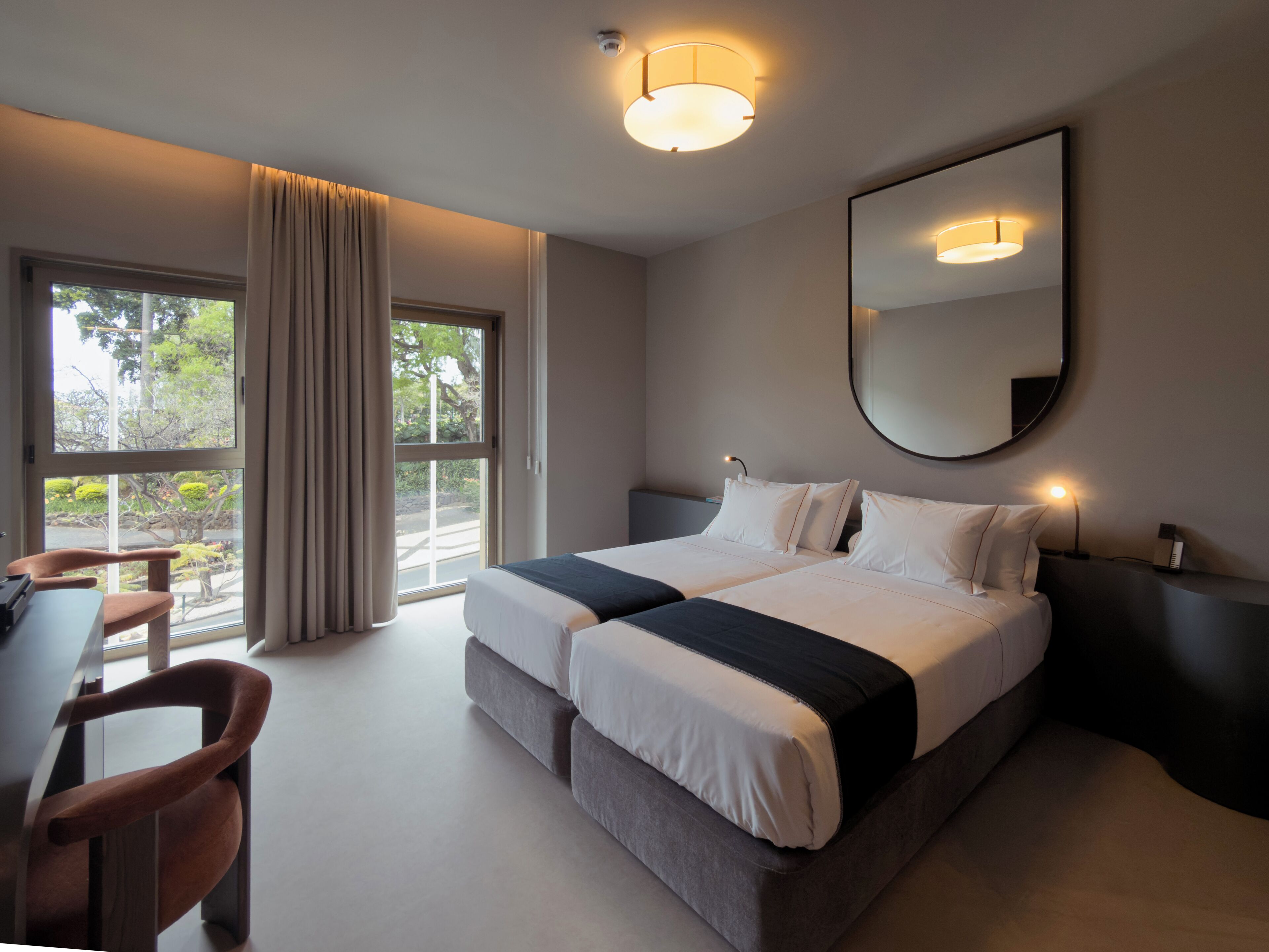 Deluxe kamer, 1 twee- of 2 eenpersoonsbedden, uitzicht op tuin | Een minibar, een kluis op de kamer, een bureau, gratis wifi