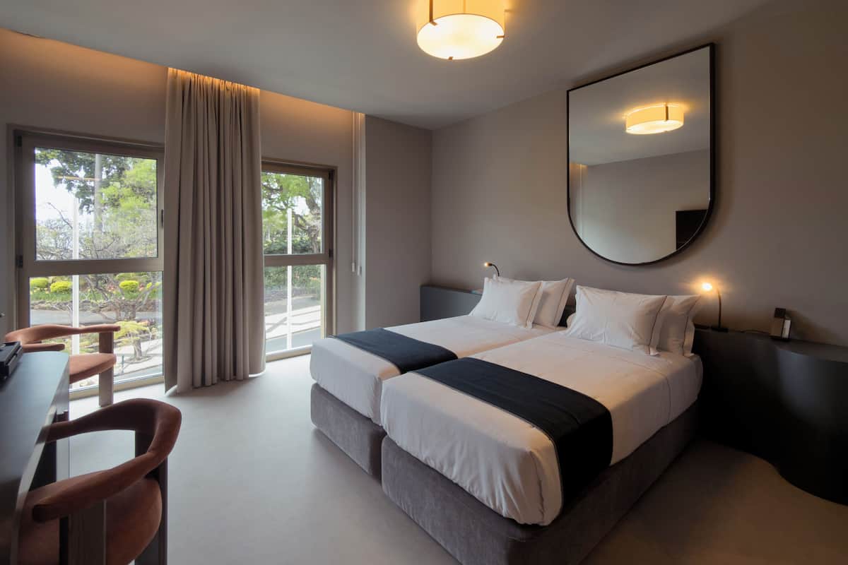 Phòng đôi hoặc 2 giường đơn Deluxe, quang cảnh vườn | Minibar, két bảo mật tại phòng, bàn