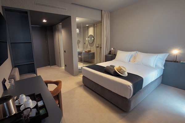 Superior Double or Twin Room, City View | Bar mini, peti besi dalam bilik, meja, Wi-fi percuma