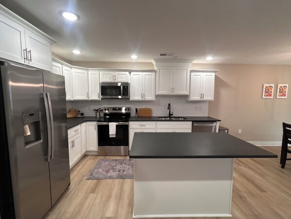 Private kitchen - 
Blue nest - Awesome 3-bedroom bungalow with AC in charming Elizabethtown (Elizabethtown)