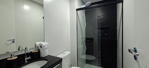 Studio | Bathroom | Shower, hair dryer, towels, toilet paper - Estúdio e lazer completo piscina rooftop (São Paulo)