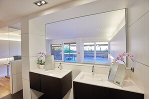 อพาร์ทเมนท์, 4 ห้องนอน, ระเบียง, วิวสวน | ห้องน้ำ
