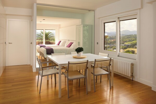 อพาร์ทเมนท์, 4 ห้องนอน, ระเบียง, วิวสวน | ภายใน