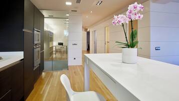 Căn hộ, 4 phòng ngủ, hiên, quang cảnh vườn | Nội thất