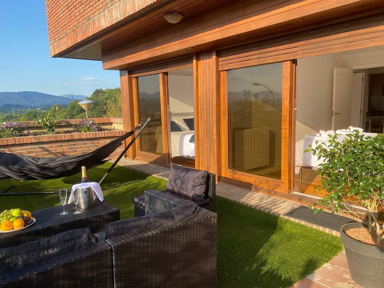 Căn hộ, 4 phòng ngủ, hiên, quang cảnh vườn | Ngoại thất