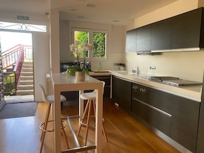 อพาร์ทเมนท์, 4 ห้องนอน, ระเบียง, วิวสวน | ร้านอาหาร