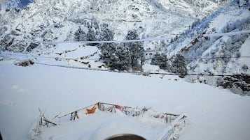 Familienzimmer, 4 Schlafzimmer, Balkon, Hügelblick | Unterkunftsgelände