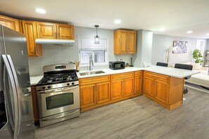 Private kitchen - Modern 2BR Gem• Free Parking/10 min Midway Airport/15 min Dtwn (Cicero)