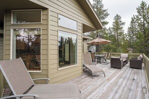 Outdoor dining - New! ~ Hot Tub ~ Deck ~ 12 SHARC Passes ~ 8 Bikes (Sunriver)