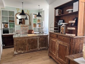 Interior - Four beautiful rooms above an Artisan Bakery in Flavigny-sur-Ozerain, heaven (Flavigny-sur-Ozerain)