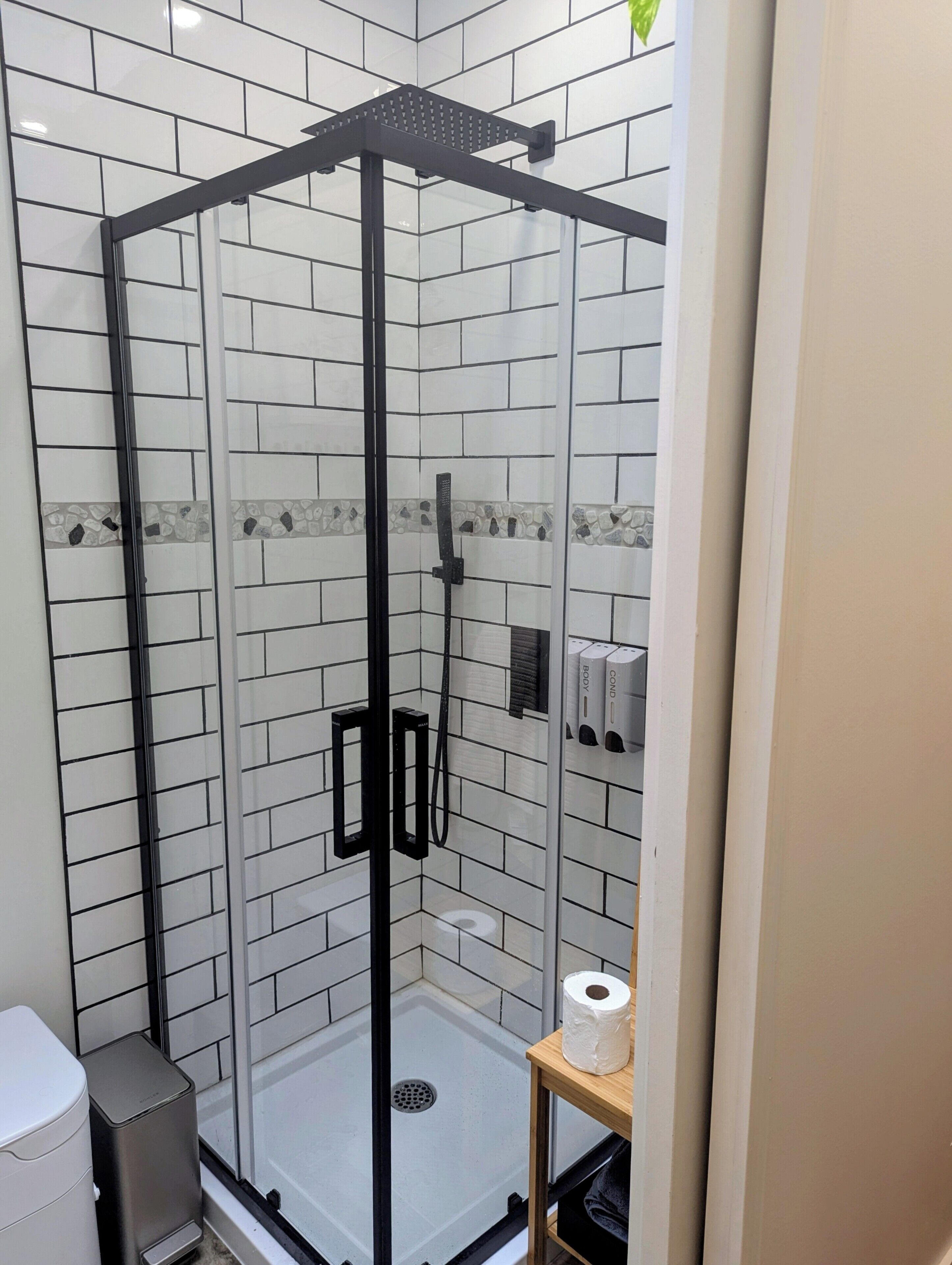 Dusche, Haartrockner, Handtücher, Seife
