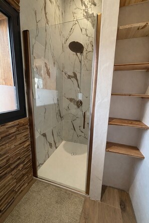 Douche, sèche-cheveux, serviettes fournies