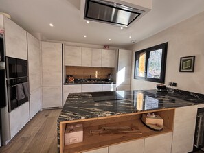 Private kitchen - Magnificent new chalet with garden in the center of the village (Les Houches)