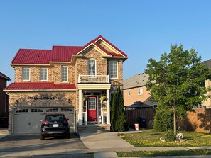 Exterior - “Your Countryside Retreat – Our Passion” 🌿🏡
🛏️ Cozy Comfort | Rustic Charm (Brampton)