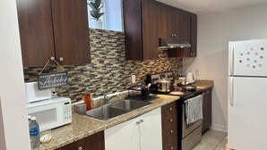 Private kitchen - “Your Countryside Retreat – Our Passion” 🌿🏡
🛏️ Cozy Comfort | Rustic Charm (Brampton)