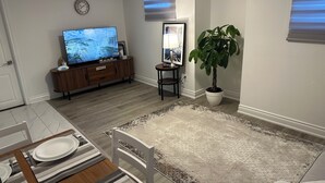 Interior - “Your Countryside Retreat – Our Passion” 🌿🏡
🛏️ Cozy Comfort | Rustic Charm (Brampton)