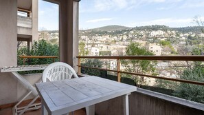 Outdoor dining - Charming apartment for 4 people with a balcony (Grasse)